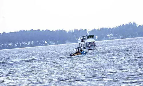 സു​ര​ക്ഷ​യി​ല്ലാ​തെ ഭാ​ര​ത​പ്പു​ഴ​യി​ൽ ഉ​ല്ലാ​സ ബോ​ട്ടു​ക​ളു​ടെ സ​ഞ്ചാ​രം