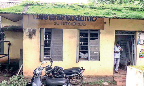 ജീവനക്കാരില്ല; താളംതെറ്റി പൊന്നാനി വില്ലേജ് ഓഫിസ് ജീവനക്കാരില്ല; താളംതെറ്റി പൊന്നാനി വില്ലേജ് ഓഫിസ്