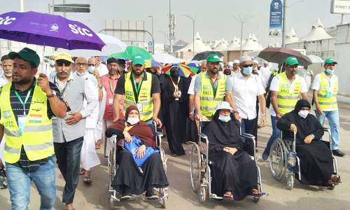 മി​ന​യി​ൽ ഹാ​ജി​മാ​രെ സേ​വി​ച്ച്​ കെ.​എം.​സി.​സി വ​ള​ൻ​റി​യ​ർ​മാ​ർ