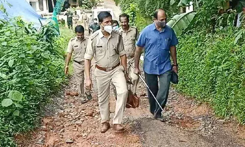 കാശിമുക്കിലെ വിവിധ പ്രദേശങ്ങള് പൊലീസ് പരിശോധിക്കുന്നു കാശിമുക്കിലെ വിവിധ പ്രദേശങ്ങള് പൊലീസ് പരിശോധിക്കുന്നു