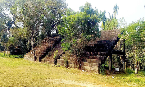 പറവൂർ മുനിസിപ്പൽ റിക്രിയേഷൻ സ്റ്റേഡിയത്തിലെ ഗാലറി പൊളിക്കുന്നത് വൈകുന്നു