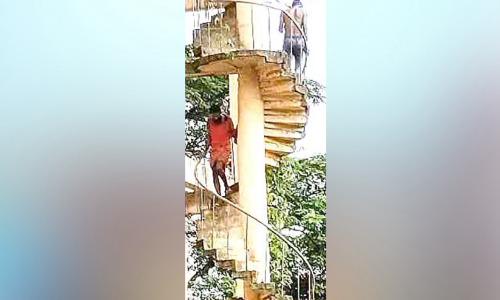 അരൂരിൽ ജലസംഭരണിക്ക് മുകളിൽ യുവാക്കൾ കയറിയത് പരിഭ്രാന്തി പരത്തി