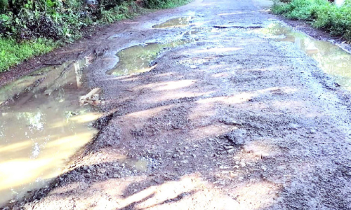 തകർന്ന്​ ഗ്രാമീണ റോഡുകൾ; കണ്ണടച്ച്​ അധികൃതർ