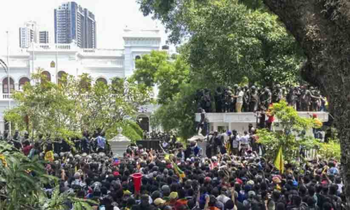 ജനം തെരുവിൽ, ലങ്ക കത്തുന്നു, സർക്കാർ ചാനലുകളുടെ സംപ്രേഷണം തടസ്സപ്പെട്ടു