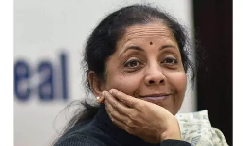 ​രൂപയുടെ മൂല്യം ഇടിയുന്നതല്ല ഡോളർ ശക്തിപ്പെടുന്നതാണ്  -നിർമല