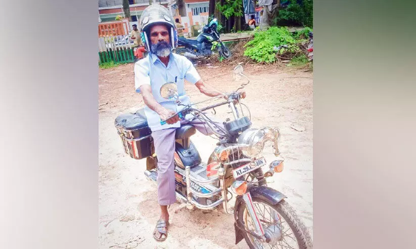 രൂപഭേദം വരുത്തിയ സ്കൂട്ടറിനെ പറക്കും തളികയാക്കി രാജൻ