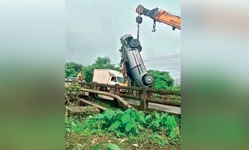 കാർ താഴ്ചയിലേക്ക് മറിഞ്ഞ് അഞ്ചുപേർക്ക് പരിക്ക് കാർ താഴ്ചയിലേക്ക് മറിഞ്ഞ് അഞ്ചുപേർക്ക് പരിക്ക്
