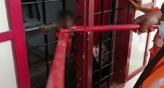 വീട്ടിനുള്ളില് കുടുങ്ങിയ രണ്ടുവയസുകാരനെ അഗ്നിരക്ഷാസേന രക്ഷപെടുത്തി വീട്ടിനുള്ളില് കുടുങ്ങിയ രണ്ടുവയസുകാരനെ അഗ്നിരക്ഷാസേന രക്ഷപെടുത്തി