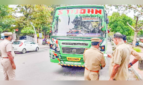 കൊച്ചി നഗരത്തിൽ മിന്നൽ പരിശോധന; 75 വാഹനങ്ങൾക്കെതിരെ കേസ്