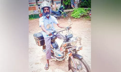 രൂപഭേദം വരുത്തിയ സ്കൂട്ടറിനെ പറക്കും തളികയാക്കി രാജൻ രൂപഭേദം വരുത്തിയ സ്കൂട്ടറിനെ പറക്കും തളികയാക്കി രാജൻ