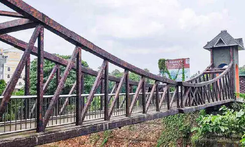 കാടുകയറി ടൂറിസം അമിനിറ്റി സെന്റർ നോക്കുകുത്തിയായി കാടുകയറി ടൂറിസം അമിനിറ്റി സെന്റർ നോക്കുകുത്തിയായി