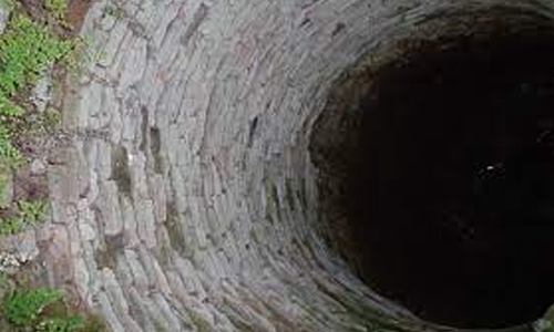 പൊട്ടക്കിണറ്റിൽ വീണ് സ്വയം പൊലീസിനെ അറിയിച്ച യുവാവിനെ രക്ഷിച്ചു