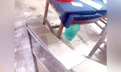 കോടതി ഓഫിസിന്റെ സീലിങ്ങ് അടർന്നുവീണു കോടതി ഓഫിസിന്റെ സീലിങ്ങ് അടർന്നുവീണു