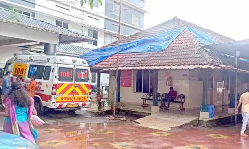 മഴയിൽ ചോർന്നൊലിച്ച് ജില്ല ആശുപത്രി; നനയാതിരിക്കാൻ പടുത
