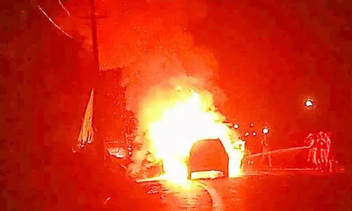 ഓടിക്കൊണ്ടിരുന്ന കാറിന് തീപിടിച്ചു