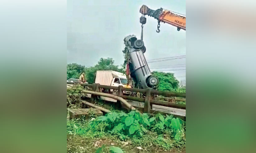 കാർ താഴ്ചയിലേക്ക് മറിഞ്ഞ് അഞ്ചുപേർക്ക് പരിക്ക്