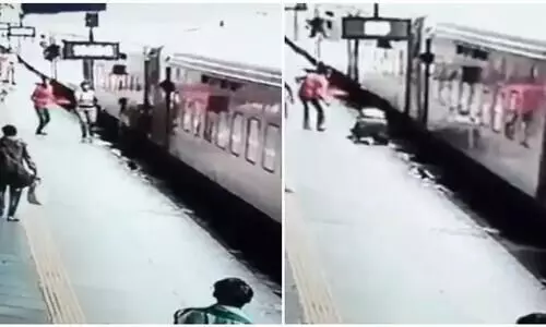 ഓടിത്തുടങ്ങിയ തീവണ്ടിയിൽ കയറാൻ ശ്രമം, പ്ലാറ്റ്ഫോമിനും പാളത്തിനും ഇടയിൽ കുടുങ്ങിയ യുവതിയെ വനിത കോൺസ്റ്റബിൾ രക്ഷിച്ചു