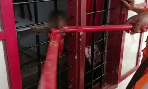 വീട്ടിനുള്ളില്‍ കുടുങ്ങിയ രണ്ടുവയസുകാരനെ അഗ്‌നിരക്ഷാസേന രക്ഷപെടുത്തി