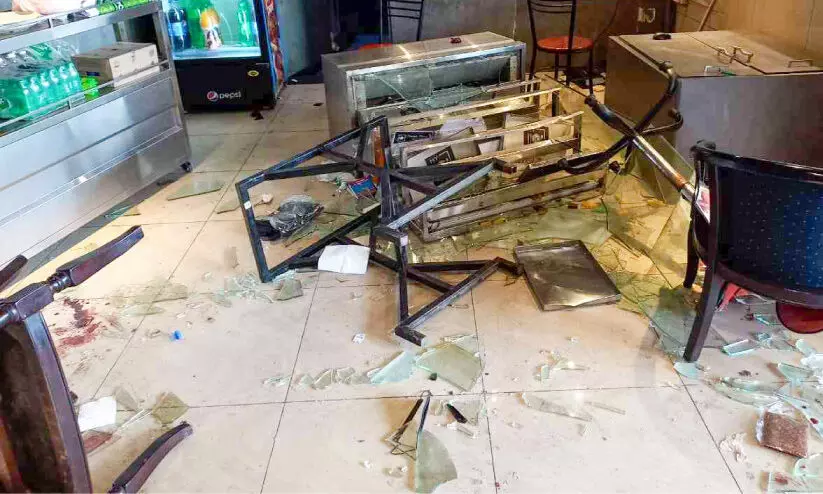 ആലുവയിൽ ഗുണ്ട വിളയാട്ടം: ഹോട്ടൽ അടിച്ചുതകർത്തു; ഉടമയുടെ തല തല്ലിപ്പൊളിച്ചു