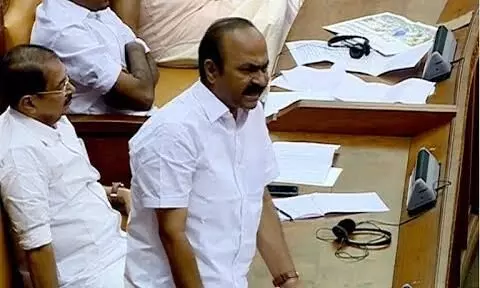 പാർട്ടി കോടതിയുടെ വിധി പ്രകാരമാണ് ടി.പി ചന്ദ്രശേഖരൻ കൊല്ലപ്പെട്ടതെന്ന് വി.ഡി സതീശൻ; പ്രതിപക്ഷ പ്രതിഷേധത്തിൽ സഭ പിരിഞ്ഞു പാർട്ടി കോടതിയുടെ വിധി പ്രകാരമാണ് ടി.പി ചന്ദ്രശേഖരൻ കൊല്ലപ്പെട്ടതെന്ന് വി.ഡി സതീശൻ; പ്രതിപക്ഷ പ്രതിഷേധത്തിൽ സഭ പിരിഞ്ഞു