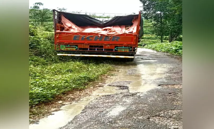 മാംസാവശിഷ്ടങ്ങളുമായെത്തിയ ലോറി നാട്ടുകാർ തടഞ്ഞു മാംസാവശിഷ്ടങ്ങളുമായെത്തിയ ലോറി നാട്ടുകാർ തടഞ്ഞു