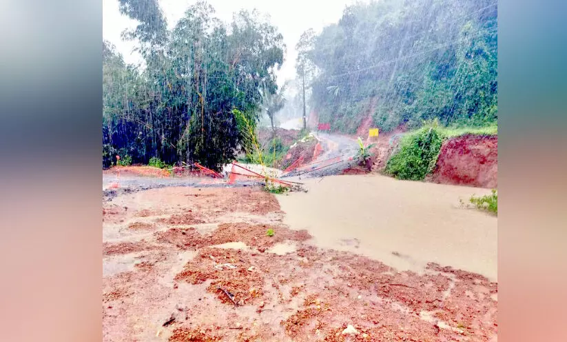 താ​ൽ​ക്കാ​ലി​ക പാ​ല​ങ്ങ​ൾ ത​ക​ർ​ന്നു