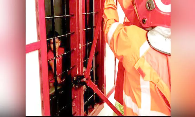 വീട്ടിനുള്ളിൽ കുടുങ്ങിയ കുഞ്ഞിനെ അഗ്നിരക്ഷസേന രക്ഷപ്പെടുത്തി