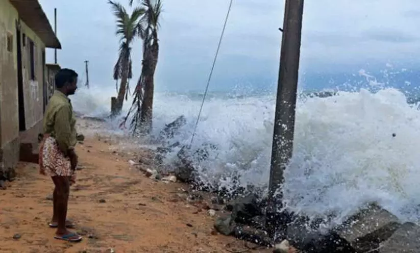 കടലാക്രമണവും രൂക്ഷമായി തുടരുന്നു; 33 വീടുകൾക്ക് ഭാഗികനാശം കടലാക്രമണവും രൂക്ഷമായി തുടരുന്നു; 33 വീടുകൾക്ക് ഭാഗികനാശം