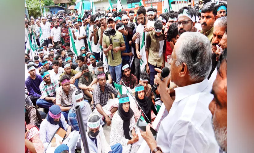 മലബാറിന്റെ വിദ്യാഭ്യാസാവശ്യത്തെ സർക്കാർ വർഗീയമായി ചിത്രീകരിക്കുന്നു -ഇ.ടി. മുഹമ്മദ് ബഷീർ മലബാറിന്റെ വിദ്യാഭ്യാസാവശ്യത്തെ സർക്കാർ വർഗീയമായി ചിത്രീകരിക്കുന്നു -ഇ.ടി. മുഹമ്മദ് ബഷീർ