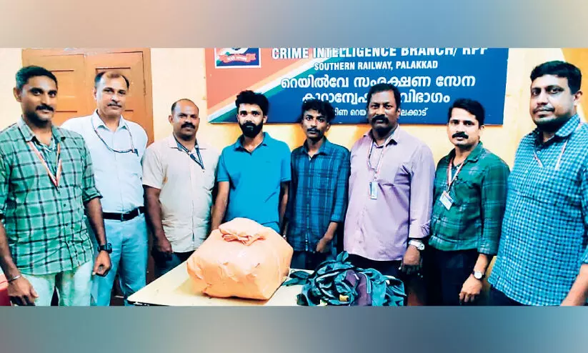 നാലര കിലോ കഞ്ചാവുമായി രണ്ട് യുവാക്കൾ പിടിയിൽ