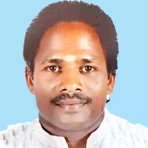 മു​റി​ക്കു​ന്ന​തി​നി​ടെ ക​വു​ങ്ങ് ദേ​ഹ​ത്തു വീ​ണ് തൊ​ഴി​ലാ​ളി മ​രി​ച്ചു