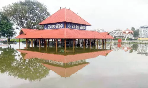 പെരിയാറിൽ ജലനിരപ്പ് ഉയർന്നു;മണപ്പുറത്തും ക്ഷേത്രത്തിലും വെള്ളം കയറി പെരിയാറിൽ ജലനിരപ്പ് ഉയർന്നു;മണപ്പുറത്തും ക്ഷേത്രത്തിലും വെള്ളം കയറി