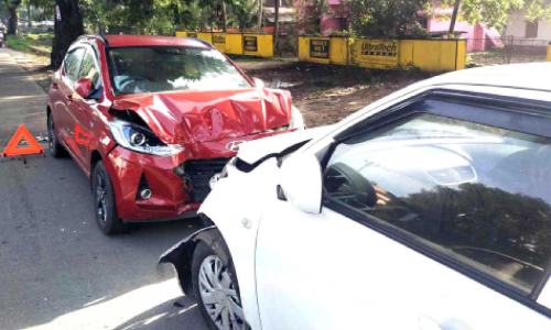 കാറുകള്‍ കൂട്ടിയിടിച്ച്​ ഗതാഗതം തടസ്സപ്പെട്ടു