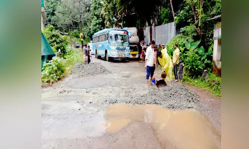 പ്രവൃത്തി ഉദ്ഘാടനം കഴിഞ്ഞിട്ട് മാസങ്ങൾ  കുറ്റിപ്പാല -ചേന്ദമംഗലൂർ റോഡിൽ കുഴിയടക്കൽ നാടകം