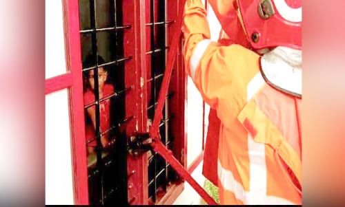 വീട്ടിനുള്ളിൽ കുടുങ്ങിയ കുഞ്ഞിനെ അഗ്നിരക്ഷസേന രക്ഷപ്പെടുത്തി