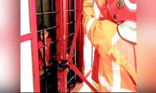 വീട്ടിനുള്ളിൽ കുടുങ്ങിയ കുഞ്ഞിനെ അഗ്നിരക്ഷസേന രക്ഷപ്പെടുത്തി