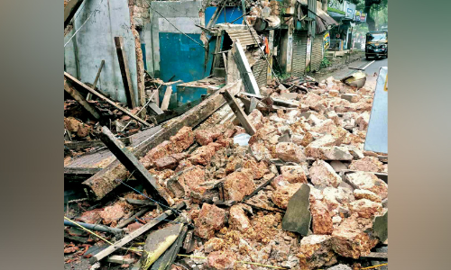 കനത്ത മഴയില്‍ പുളിക്കലില്‍ കെട്ടിടം   തകര്‍ന്നു; വന്‍ ദുരന്തം വഴിമാറി