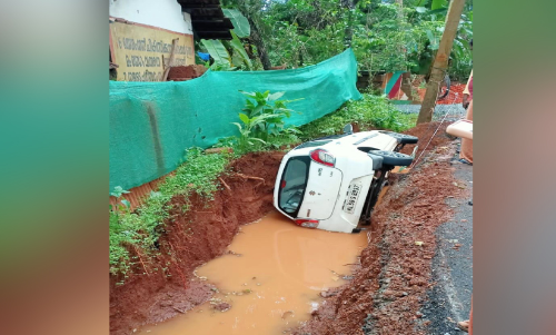 കാർ മറിഞ്ഞ് രണ്ടുപേർക്ക് പരിക്ക്