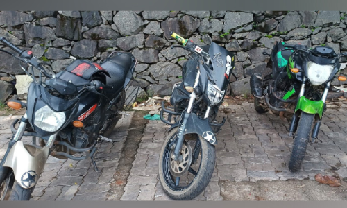 വർക്കലയിൽ നമ്പർ പ്ലേറ്റില്ലാത്ത ബൈക്കുകൾ പിടിച്ചെടുത്തു വർക്കലയിൽ നമ്പർ പ്ലേറ്റില്ലാത്ത ബൈക്കുകൾ പിടിച്ചെടുത്തു