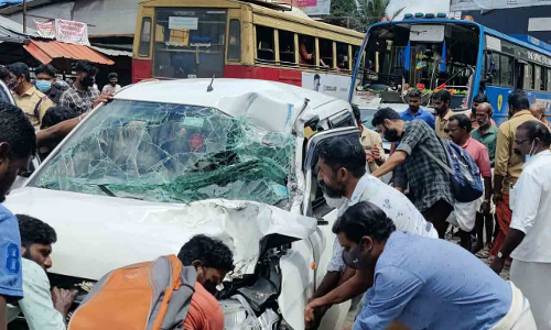 അടൂരിൽ വാഹനങ്ങൾ കൂട്ടിയിടിച്ച് ബൈക്ക് യാത്രികന് പരിക്ക്