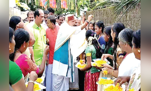 കേന്ദ്രമന്ത്രി അശ്വിനികുമാർ ഒരുമനയൂർ പെരുമ്പുള്ളി പറമ്പ് കോളനി സന്ദർശിച്ചു