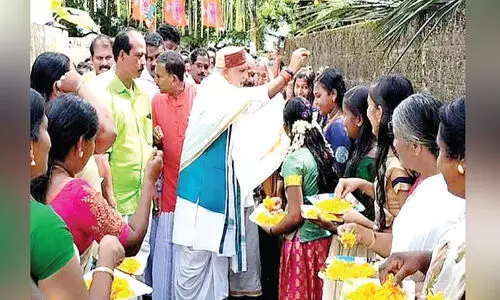 കേന്ദ്രമന്ത്രി അശ്വിനികുമാർ ഒരുമനയൂർ പെരുമ്പുള്ളി പറമ്പ് കോളനി സന്ദർശിച്ചു