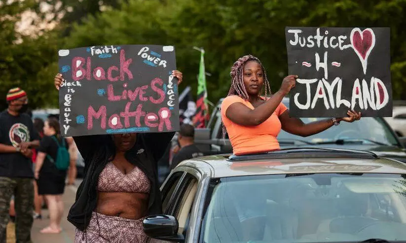 ട്രാഫിക് നിയമം ലംഘിച്ചതിന് കറുത്തവംശജനെ പൊലീസ് വെടിവെച്ചുകൊന്നു; ശരീരത്തിൽ 46 വെടിയുണ്ടകൾ, ആന്തരികാവയവങ്ങൾ തകർന്നു ട്രാഫിക് നിയമം ലംഘിച്ചതിന് കറുത്തവംശജനെ പൊലീസ് വെടിവെച്ചുകൊന്നു; ശരീരത്തിൽ 46 വെടിയുണ്ടകൾ, ആന്തരികാവയവങ്ങൾ തകർന്നു
