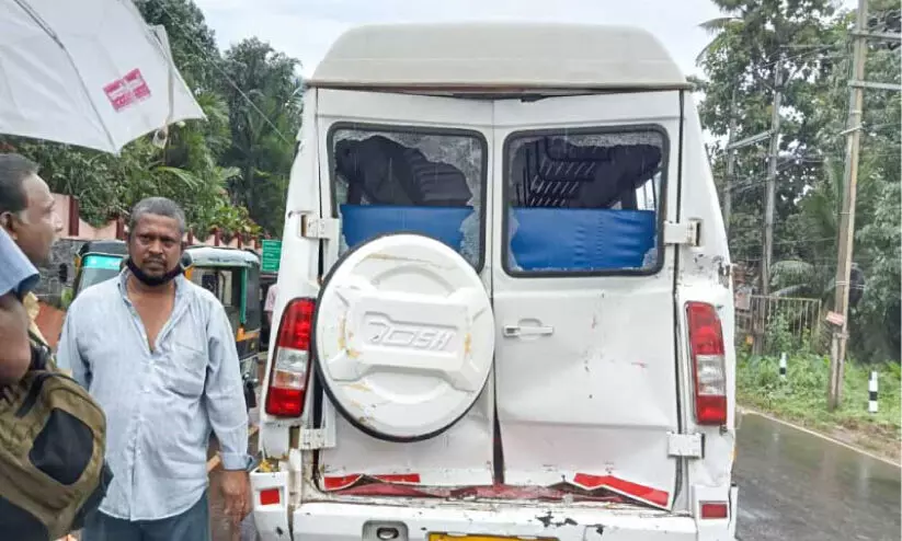 സ്കൂൾ കുട്ടികൾ സഞ്ചരിച്ച വാനിന് പിന്നിൽ ബസിടിച്ച് ഏഴ് വിദ്യാർഥികൾക്ക് പരിക്ക് സ്കൂൾ കുട്ടികൾ സഞ്ചരിച്ച വാനിന് പിന്നിൽ ബസിടിച്ച് ഏഴ് വിദ്യാർഥികൾക്ക് പരിക്ക്