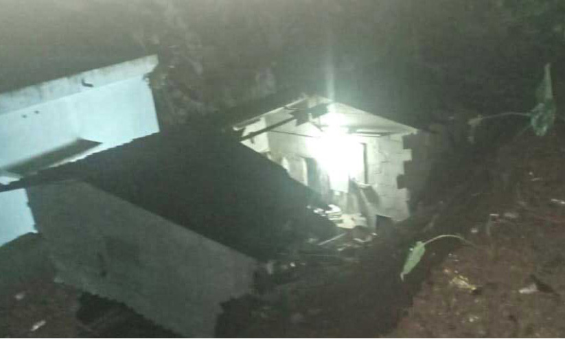 കൽകെട്ട് വീടിന് മുകളിലേക്ക് ഇടിഞ്ഞുവീണു കൽകെട്ട് വീടിന് മുകളിലേക്ക് ഇടിഞ്ഞുവീണു