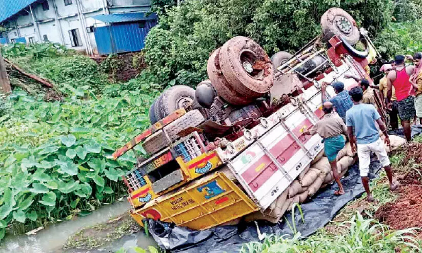 അരിയുമായെത്തിയ ലോറി തോട്ടിലേക്ക് മറിഞ്ഞു അരിയുമായെത്തിയ ലോറി തോട്ടിലേക്ക് മറിഞ്ഞു