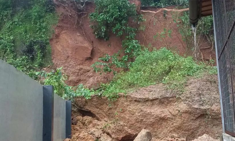 വിവാഹ സൽക്കാരം നടക്കവെ ഓഡിറ്റോറിയത്തിലേക്ക് മണ്ണിടിഞ്ഞു; ജലം കുത്തിയൊഴുകി വിവാഹ സൽക്കാരം നടക്കവെ ഓഡിറ്റോറിയത്തിലേക്ക് മണ്ണിടിഞ്ഞു; ജലം കുത്തിയൊഴുകി