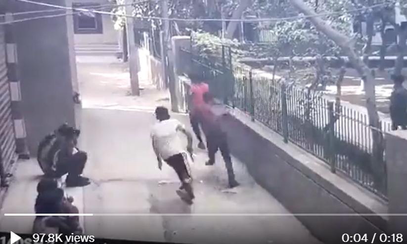 ഡൽഹിയിൽ യുവാവിന്റെ മുഖത്തേക്ക് നിറയൊഴിച്ച് കൗമാരക്കാരൻ; വിഡിയോ പുറത്ത് ഡൽഹിയിൽ യുവാവിന്റെ മുഖത്തേക്ക് നിറയൊഴിച്ച് കൗമാരക്കാരൻ; വിഡിയോ പുറത്ത്