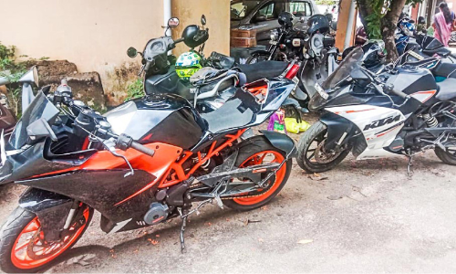 രൂപമാറ്റംവരുത്തി പാഞ്ഞ ആഡംബര ബൈക്കുകൾ പിടികൂടി രൂപമാറ്റംവരുത്തി പാഞ്ഞ ആഡംബര ബൈക്കുകൾ പിടികൂടി