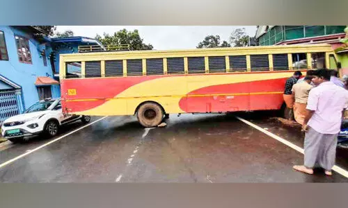 കെ.എസ്.ആർ.ടി.സി ബസ് നിയന്ത്രണം വിട്ട് റോഡിന് കുറുകെ നിന്നു